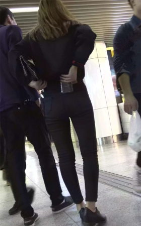 商场偶遇黑衣黑裤气质美女