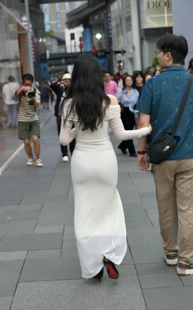 街拍嘿丝长裙丁内女友 [21P]