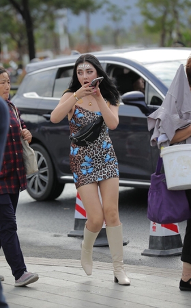 性感的豹纹包臀裙美女