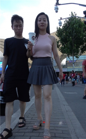 灰色高腰百褶裙妹子