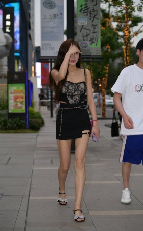 街拍黑色短裙美腿美眉 [17P]