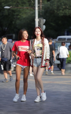 热裤大白腿美女