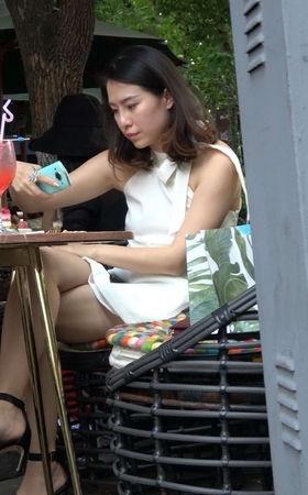 4K – 性感美腿高跟街拍白色连衣裙美妇 [1.53 GB/MP4]