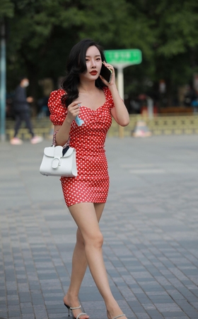 红色包臀裙小仙女
