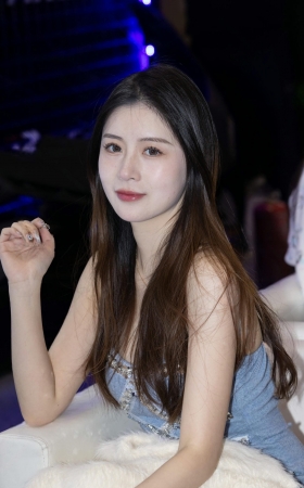 美丽的抹胸裙模特小姐姐 [20P]