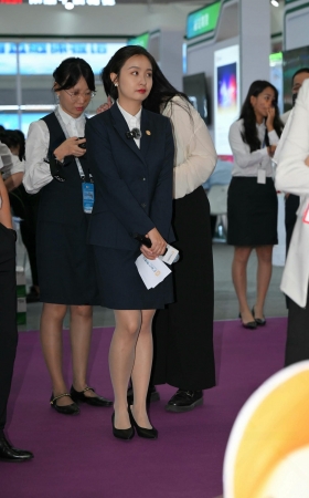拿着麦克风的制服职员 [17P]