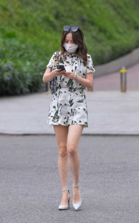 白绿花短裙凉高跟 [17P]