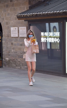 视觉冲击街拍作品 – 黄昏下de性感小姐姐