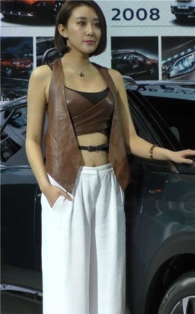 4K-性感露脐小蛮腰美女车模近距离慢特写