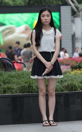 No909 这么白的脚，在盛夏出现有些过分了