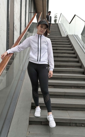 摄霸街拍作品 – 紧身瑜伽裤美女