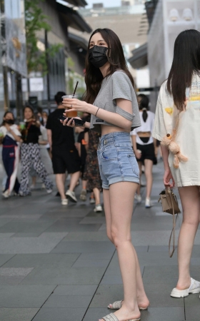 街拍高腰牛仔热裤，凉拖小姐姐 [20P]