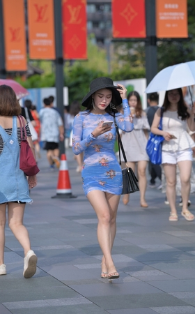 蓝色紧身包臀裙美女