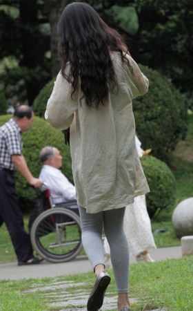 No428 迷人少女脱鞋后，羞涩抱膝坐长椅