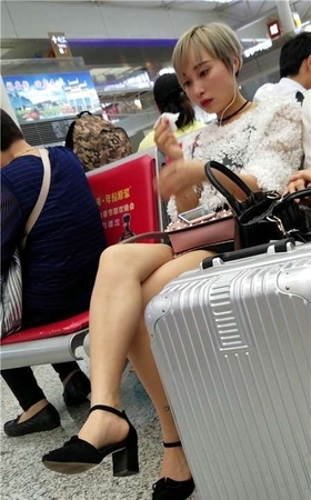 4k-长腿高跟鞋黄发美女感冒了、心疼感觉有木有