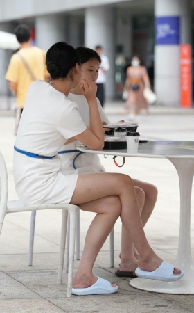 吃午餐的白裙小姐姐 [19P]