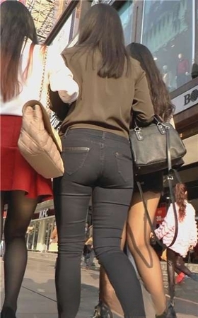 街拍紧身宽臀黑牛美女跟齐B短裙黑丝性感闺蜜[2.09 GB]