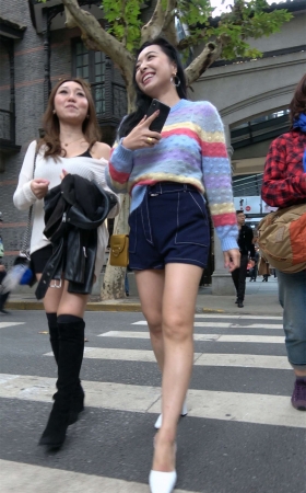 姐妹俩聊什么笑得这么开心