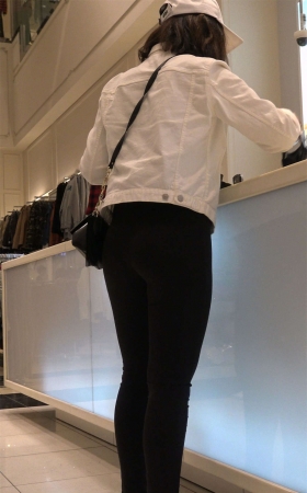 黑色紧身裤圆臀小姐姐买衣服
