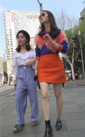 玩手机的高腰时尚小姐姐