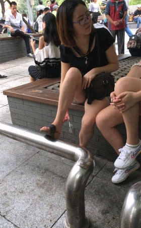 好霸气的一脚登在栏杆上