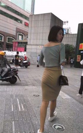 地铁跟拍紧身包臀长裙高挑身材美眉