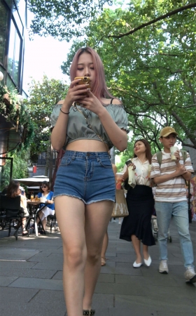 高颜值好身材热裤吸烟女孩