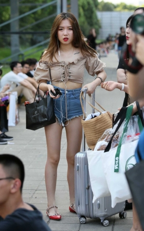 拉箱子的可爱小姐姐 [23P]