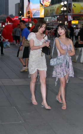 街拍蕾丝短裙美腿小姐姐 [16P]