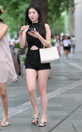25623-15-103√大白腿凉拖美女-想她坐在我脸上 12P