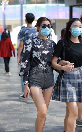 牛仔热裤YY小妹