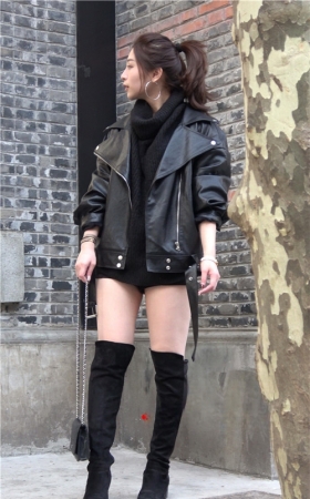 黑色高靴皮衣美女