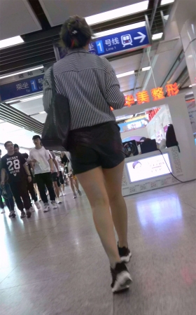 逛商场的皮热裤美腿少女