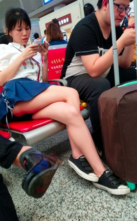 美女这坐姿着实有点过分了