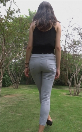模拍灰裤紧身裤美女