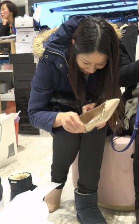 妹子试鞋把薄丝袜给脱了
