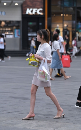 磕瓜子的凉拖美女