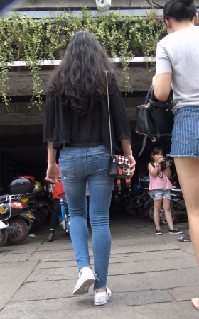 紧身牛仔帆布鞋白腿热裤美女