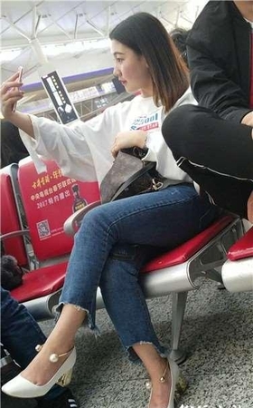 4k超清，候车室内自拍的高跟蓝牛紧身靓妹