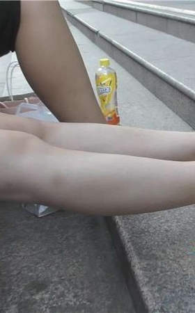 4k-雪白大腿美女的一双晶莹剔透的玉足。