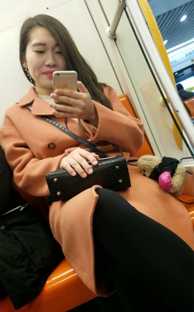 地铁拍摄风衣黑色丝袜OL少妇