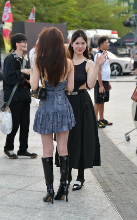 长靴大长腿时尚美女 [19P]