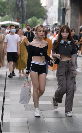 夏日热裤女生
