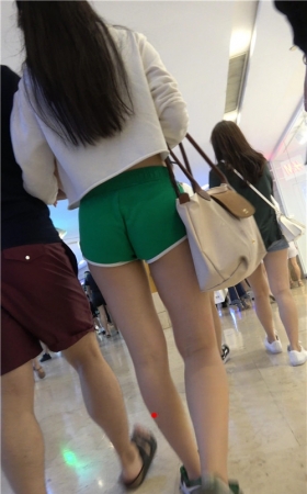 绿色热裤小姐姐