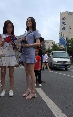 4K – 街拍抽烟的街拍美女 [1.38 GB/MP4]