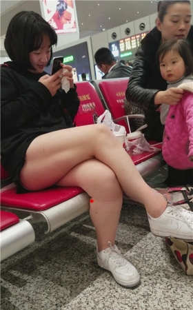 丰满的短发妹子