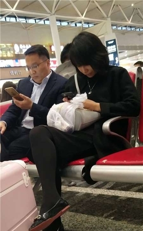 4K黑色系街拍丝袜MM低头玩手机