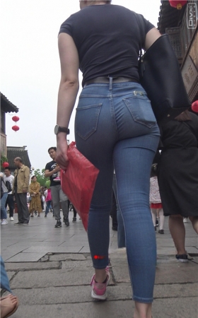 丰满的牛仔紧身裤国外MM