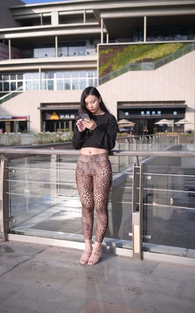 豹纹紧身裤 【套图+视频】 [10P]
