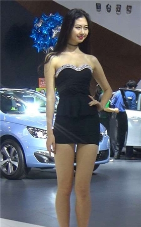 车展舞台的性感包臀裙靓模美女走秀视频